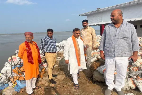 घाघरा कटान पीड़ितों के बीच पहुंचे केपी तिवारी, हेतमापुर धाम में सुनी समस्याएं